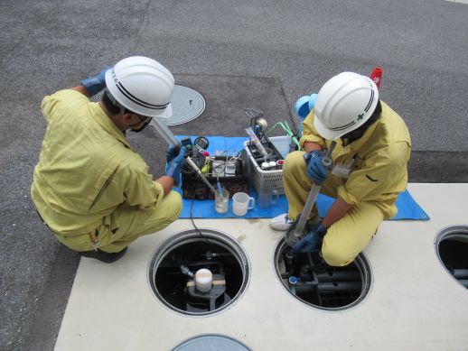 2次処理（処理水槽）透視度測定とサンプル採水